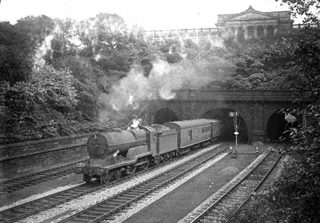 Photograph of Unknown Passenger Train at Edinburgh Waverley